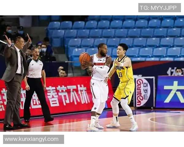 雄鹿队与尼克斯队激战正酣NBA赛场精彩对决引发球迷热议